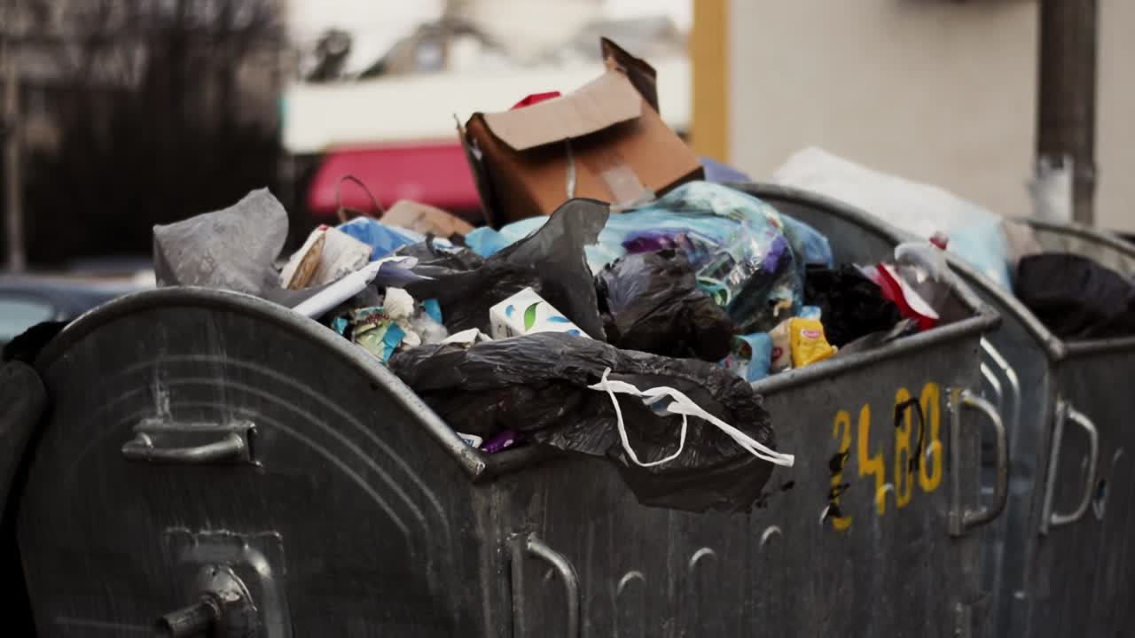 쓰레기로 가득 찬 쓰레기통