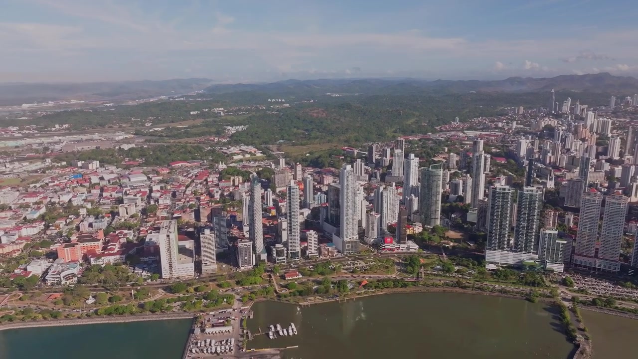 Ripresa con drone ad alta quota che mostra l'intera città di Panama