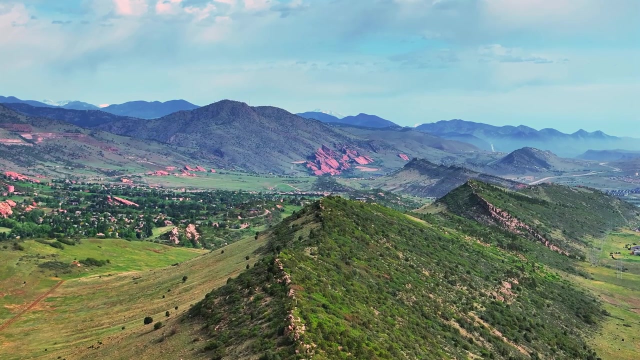 Parc Red Rocks, entrée du ranch Ken Caryl Valley, centre communautaire, quartier, matin d'été ensoleillé, ciel bleu, drone aérien, Denver Colorado, contreforts de Front Range, North Valley, sentiers de Hogback Ridge en avant