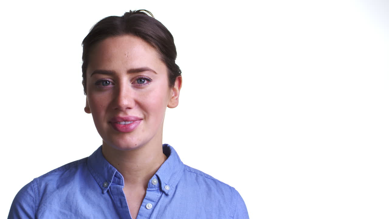 acercamiento de una joven atractiva sonriendo a la cámara