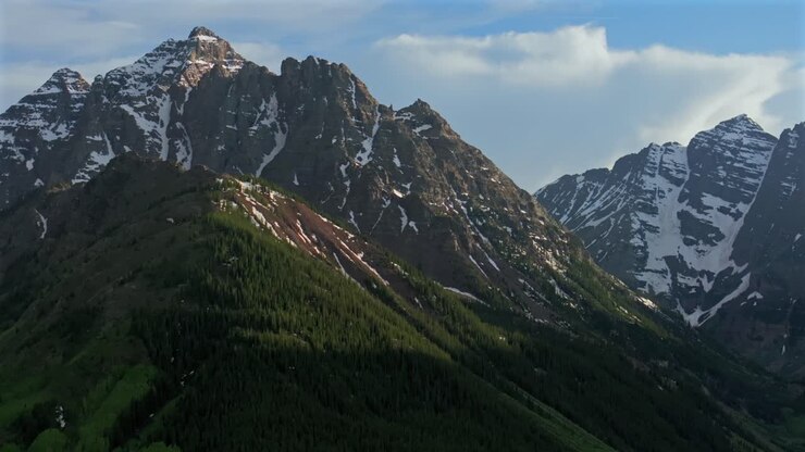 Pyramide Maroon Bells North Maroon Peak Wilderness Lake gyldne time solnedgang Elk Range Rocky Mountains luftfoto drone Colorado forår sommer blå himmel Aspen Snowmass White River National Forest panorer til højre