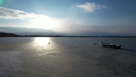 Zugefrorener-See-Mit-Einem-Zugefrorenen-Boot