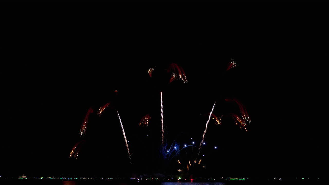 captura más cercana de los fuegos artificiales en el mar mientras la gente mira desde la playa, el festival internacional de fuegos artificiales de pattaya 2023, tailandia