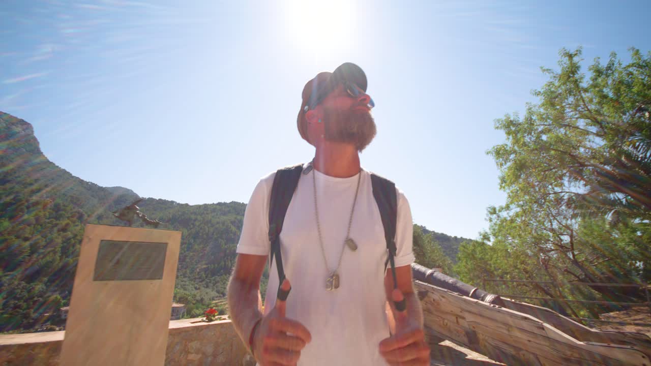 고대 대포 위를  ⁇ 는 남성 여행자