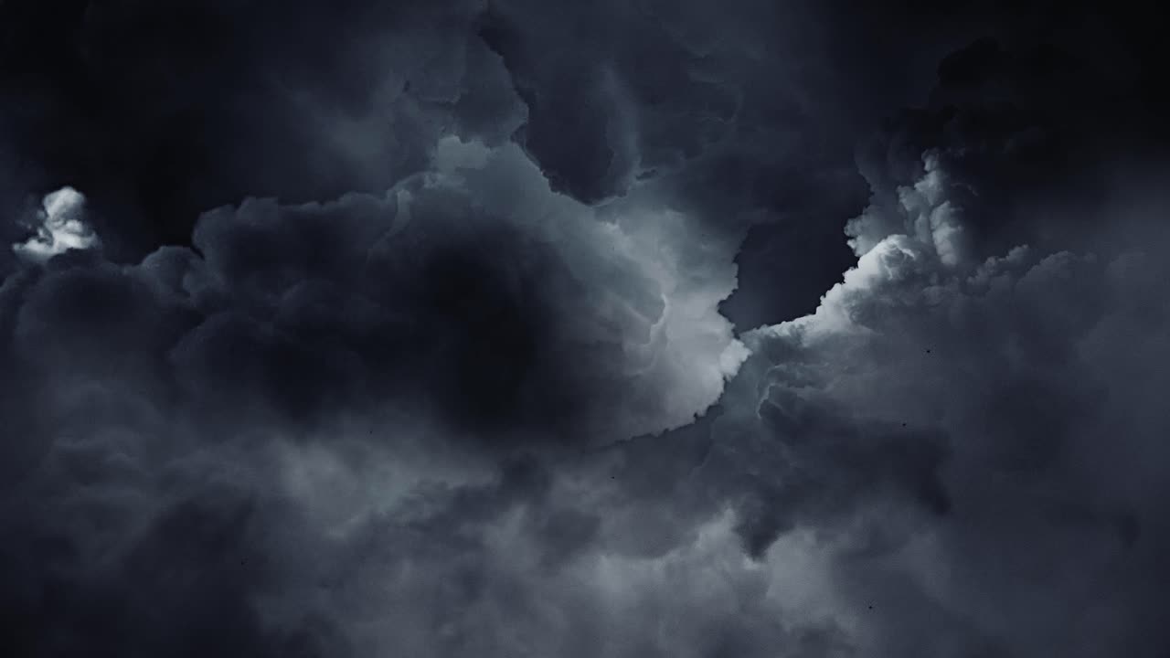 tormentas eléctricas de 4k, nubes oscuras y relámpagos antes de una tormenta