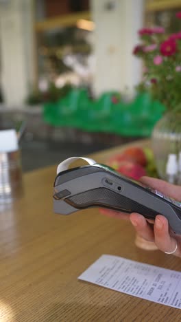 pago móvil en un café al aire libre