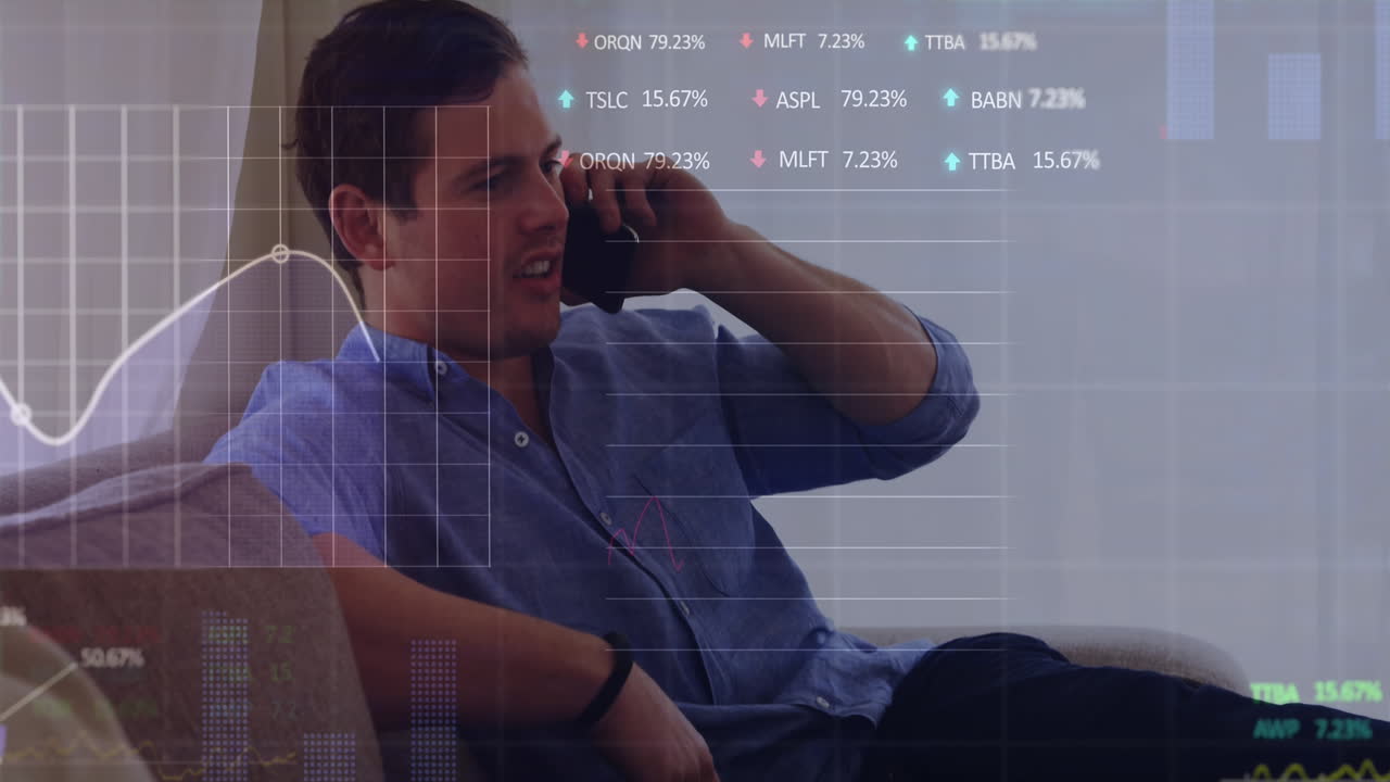 animación del procesamiento de datos del mercado de valores contra un hombre caucásico hablando en un teléfono inteligente en casa