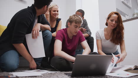 Gruppe-Von-College-Studenten-Im-Gemeinsamen-Schlafzimmer,-Die-Gemeinsam-Studieren