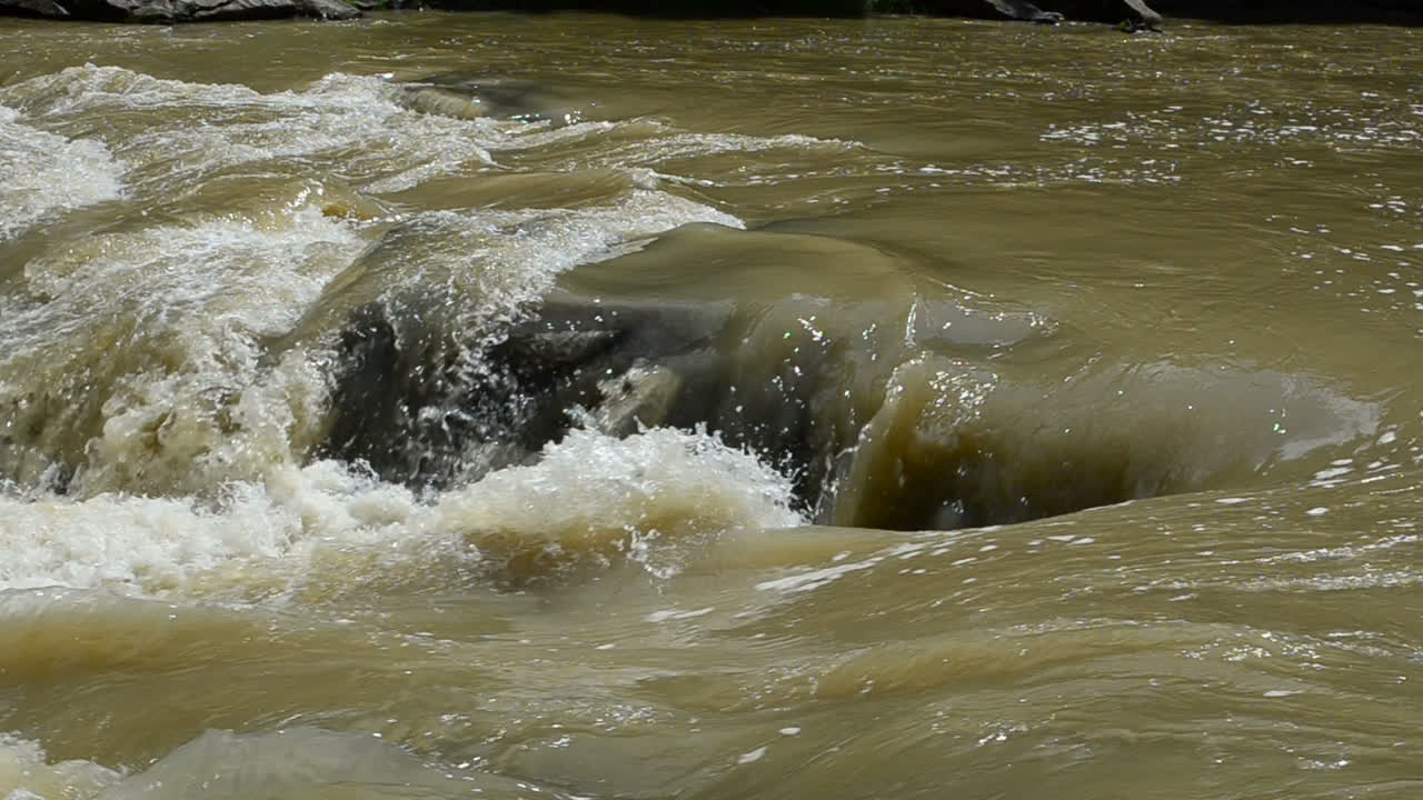 Gebirgsfluss. Fluss und Steine