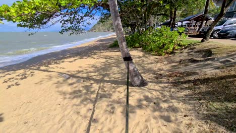 POV-Ansicht-Von-Slacklinen-Am-Strand-Mit-Meereswellen-Im-Hintergrund