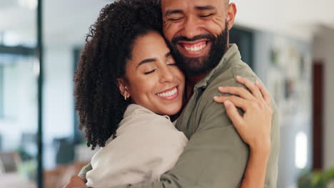 una pareja feliz abrazada.
