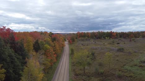 Vista-Aérea-De-Los-Colores-Máximos-Del-Otoño-En-Caledon,-Ontario.