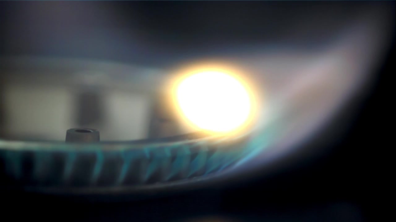 Close-up de um Queimador de Gás Acendendo e Apagando Chama Azul