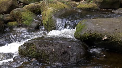 Burbage-Bach-Fließt-über-Felsen-In-Der-Padley-Gorge-Im-Peak-District-Nationalpark