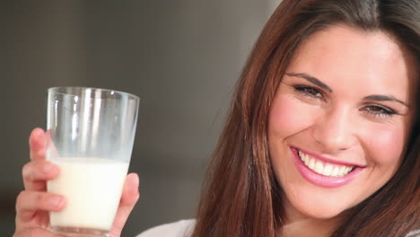 mujer bebiendo leche