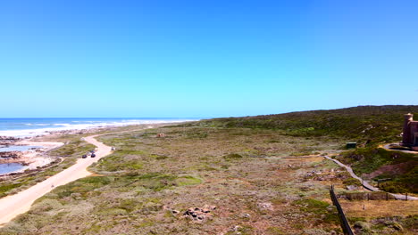 Luftaufnahme-Des-Rot-weißen-Leuchtturms-Von-Cape-Agulhas-An-Der-Südlichsten-Spitze-Afrikas