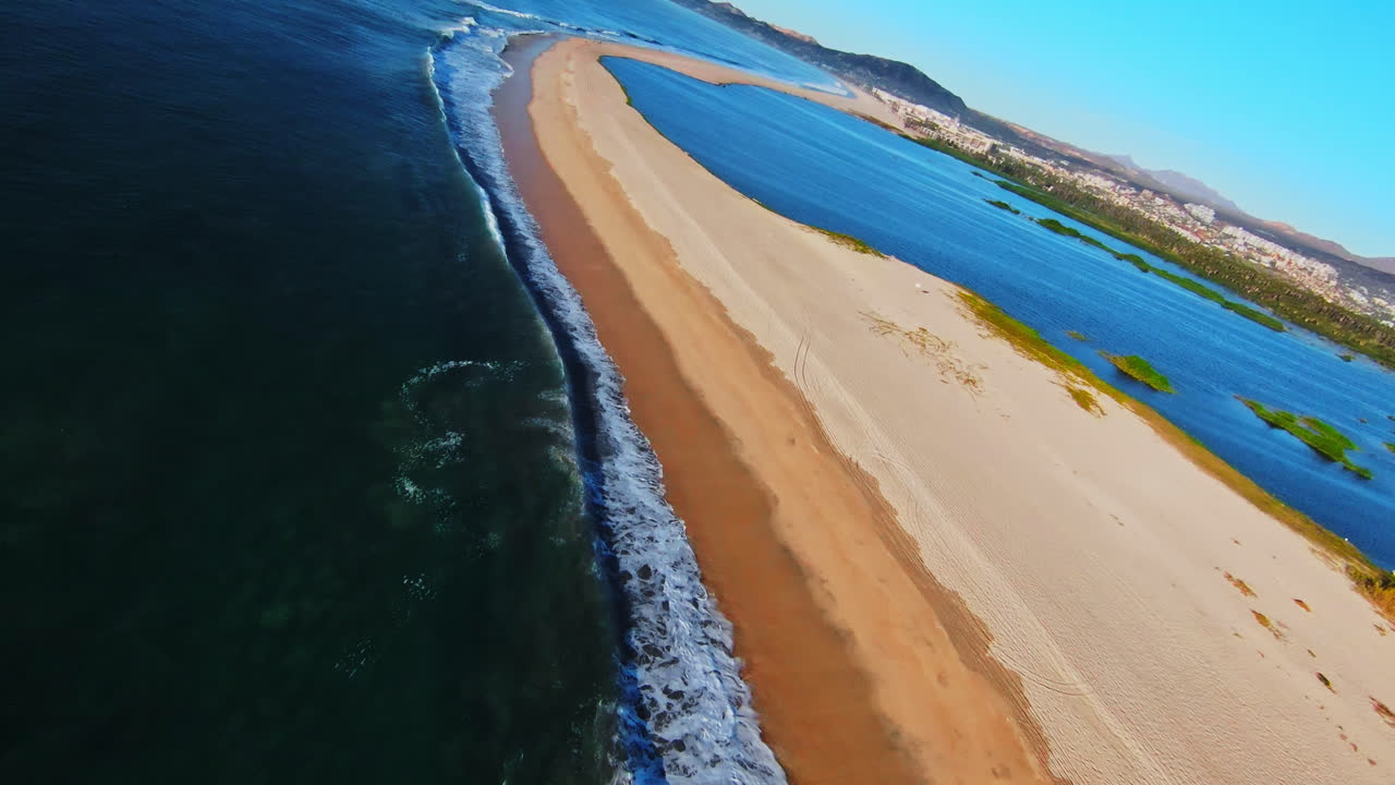 Vista POV da drone di una spiaggia meravigliosa. Località isolata, senza persone. Meta turistica per le vacanze.