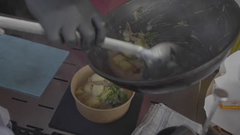 preparación de alimentos en un restaurante. gnocchi