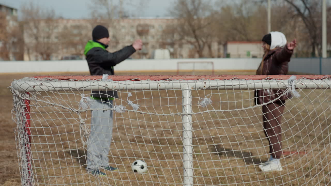선수들이 야외에서 전략을 짜고, 캐나다인들이 야외에서 축구 훈련에 대해 가벼운 대화를 나누며, 스포츠 매니아 그룹이 축구공 옆에서 워밍업 운동과 기본 전략을 논의하고 있어요.