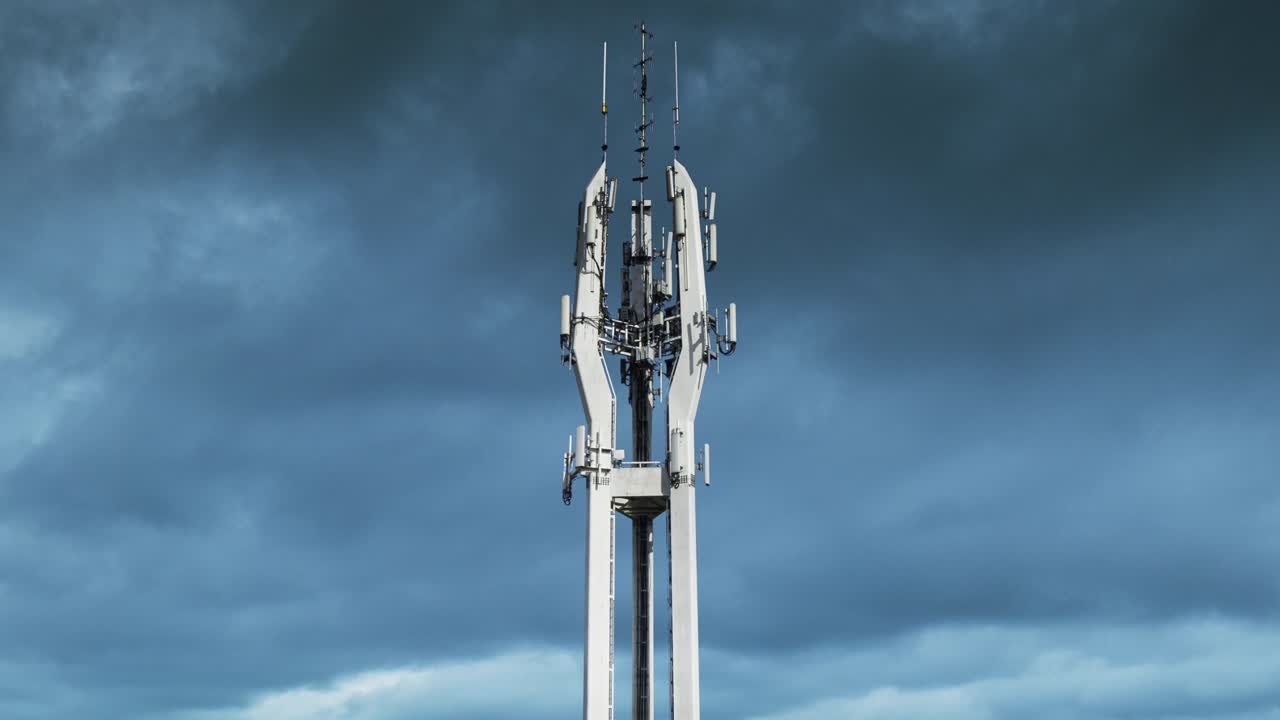 lapso de tiempo de las antenas de la torre celular que transmiten datos, repetidores para comunicaciones móviles e internet, gps, teléfono celular, torre de telecomunicaciones 3g, 4g y 5g con nubes en movimiento, tormenta. bucle 4k