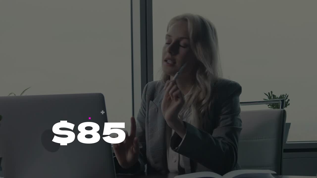 Immagini di una donna che usa un laptop per fare acquisti online