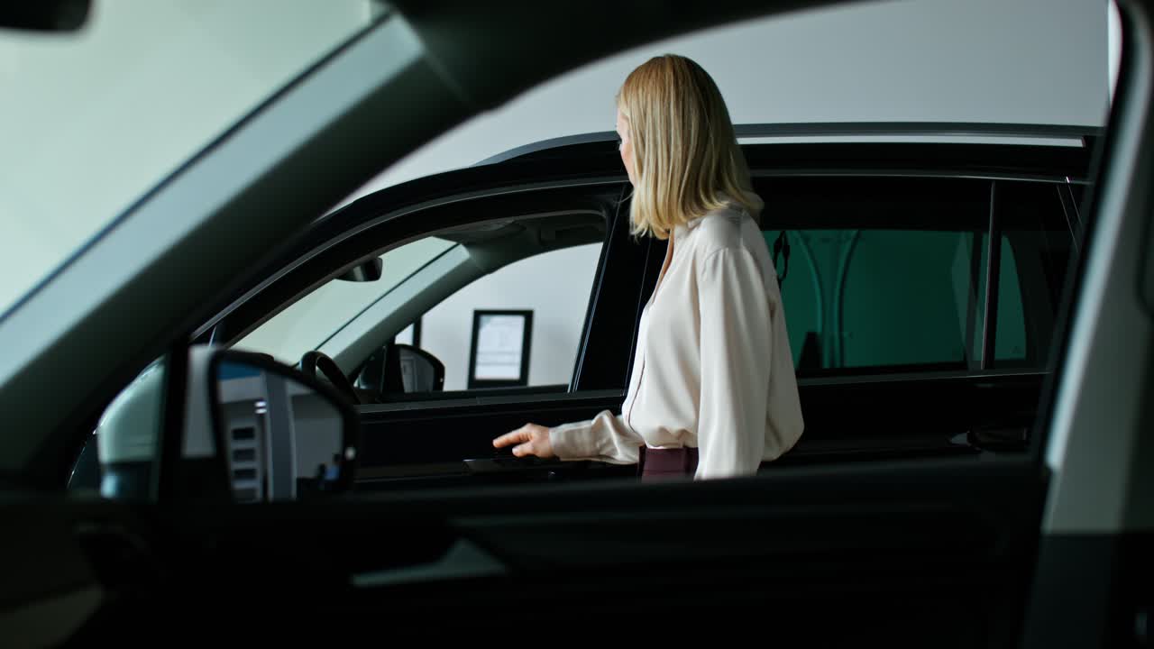 쇼 에서 자동차 를 보고 있는 여자