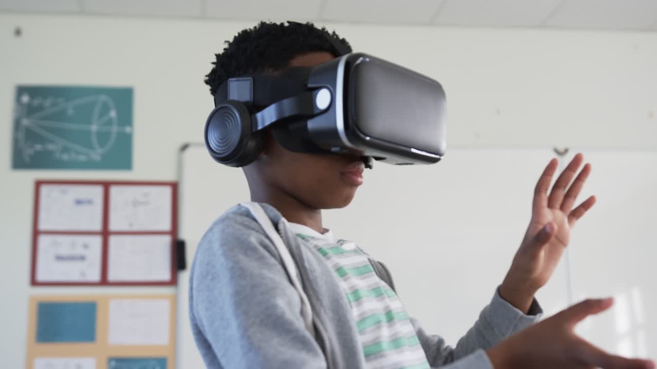 Headset aktiveres, afroamerikansk teenager rækker ud, kniber, udforsker virtuel scene i klassen