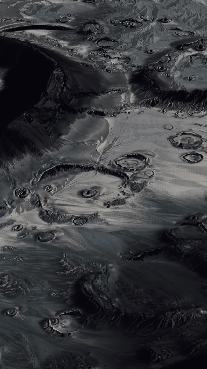 поверхность луны с множеством кратеров