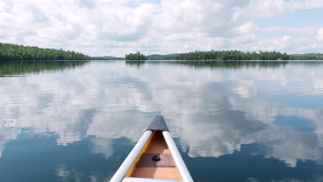 Lago-Cristalino-Canoa-Pov-Con-Reflejo-Del-Cielo