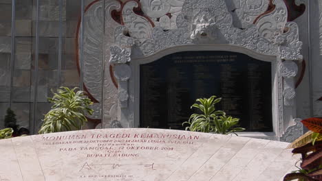 a memorial honors the victims of the bali bombings