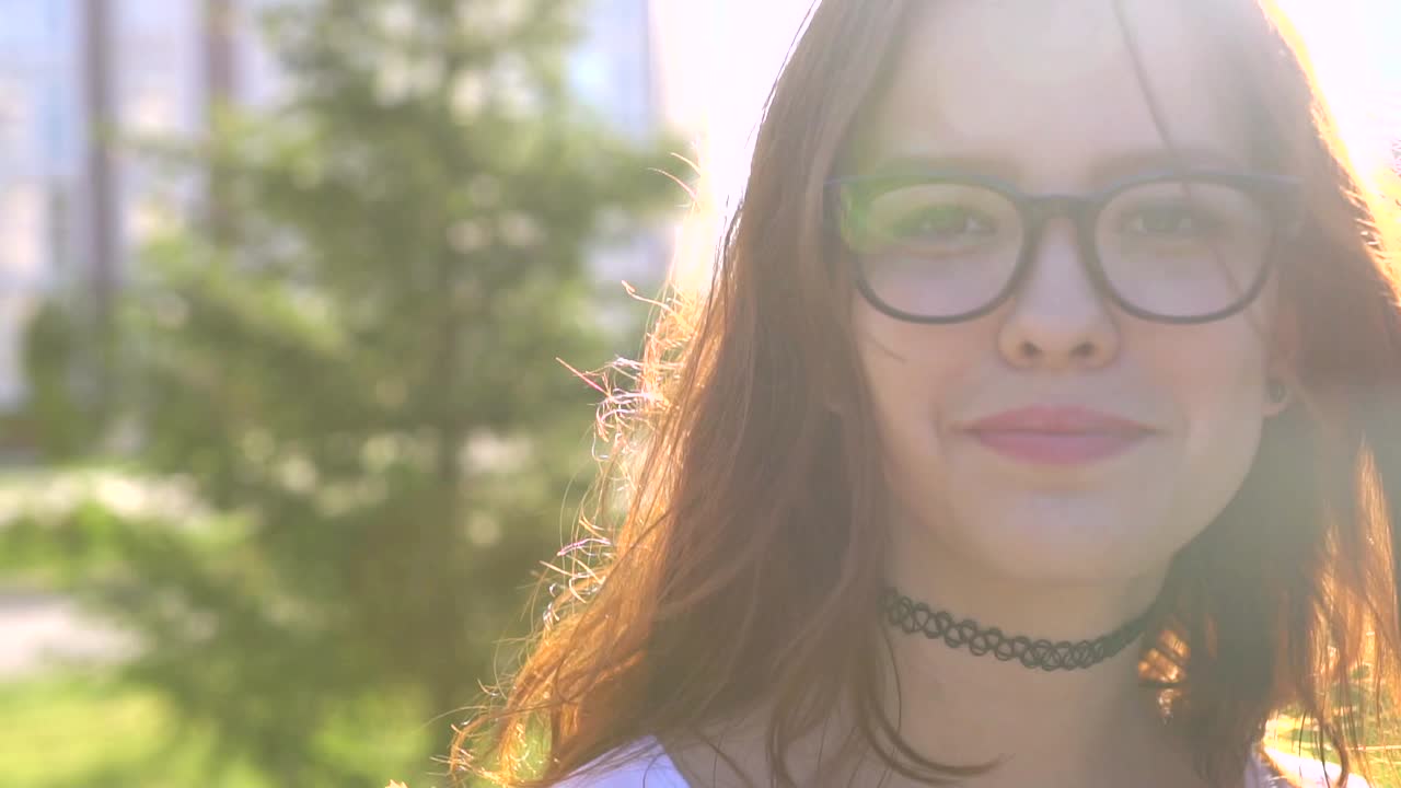 mujer joven al aire libre