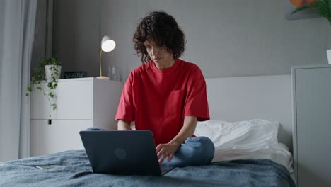 mujer trabajando en una computadora portátil en la cama
