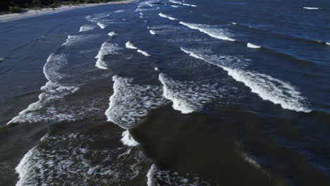 una vista aérea de una playa con olas entrando