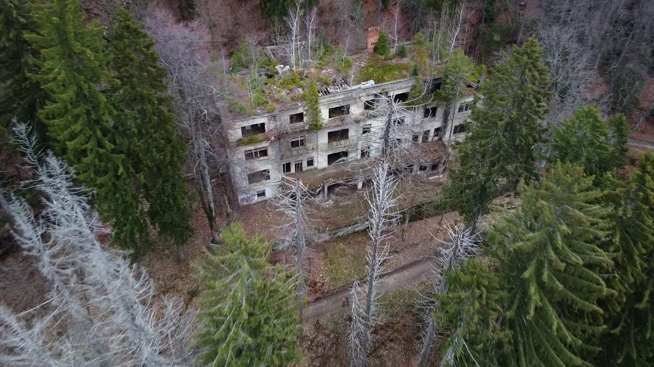 vista aérea del sanatorio abandonado en las afueras de zagreb, croacia