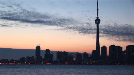 Blick-Auf-Den-Turm-Von-Toronto-Zur-Goldenen-Stunde-Von-Einer-Der-Inseln