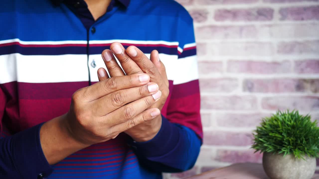 persona con dolor en la mano