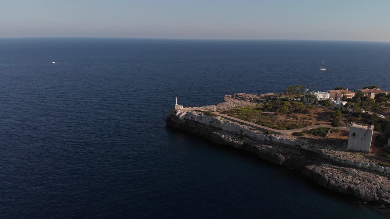 항공: 바다 절벽의 멋진 전망을 갖춘 마요르카 해안선, 스페인