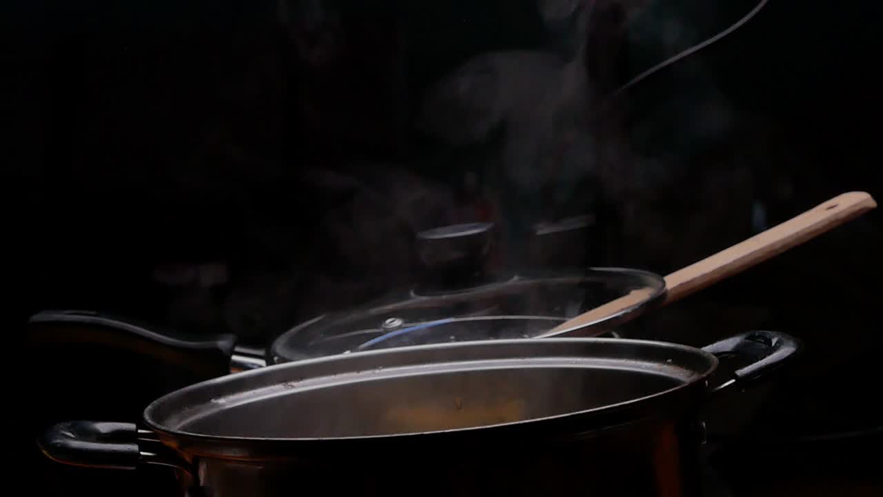 la yuca se hierve en una olla de agua hirviendo para hacer postre tailandés, raíz de yuca con leche de coco o singkong rebus, comida tradicional indonesia.