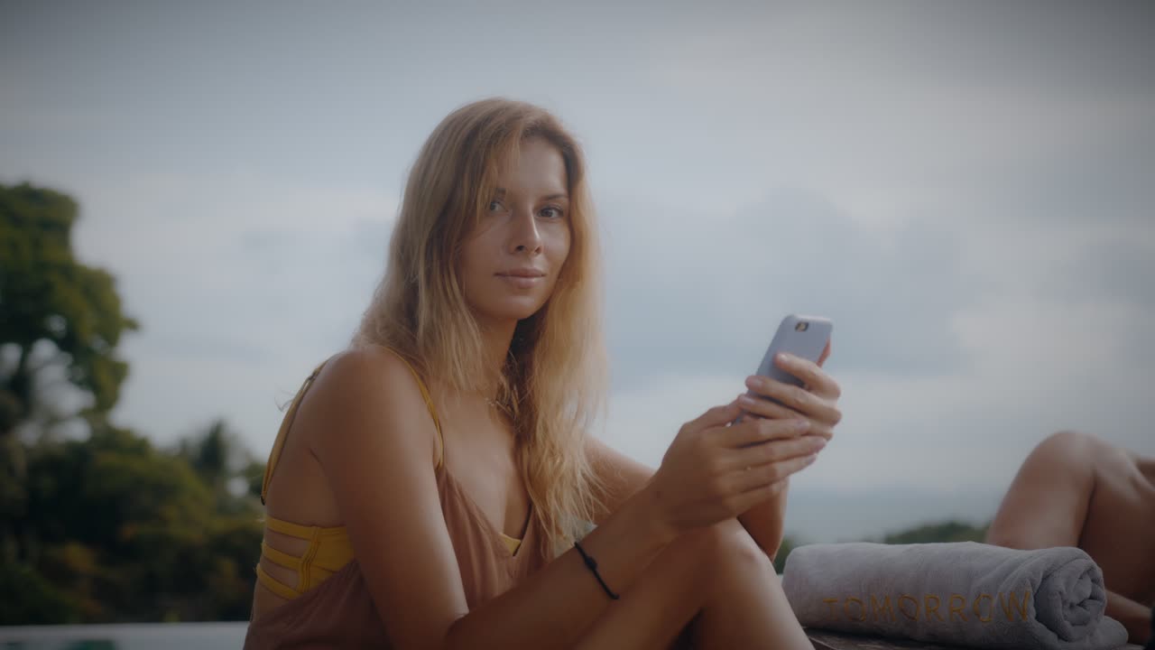 수영장 에서 전화를 하는 여자