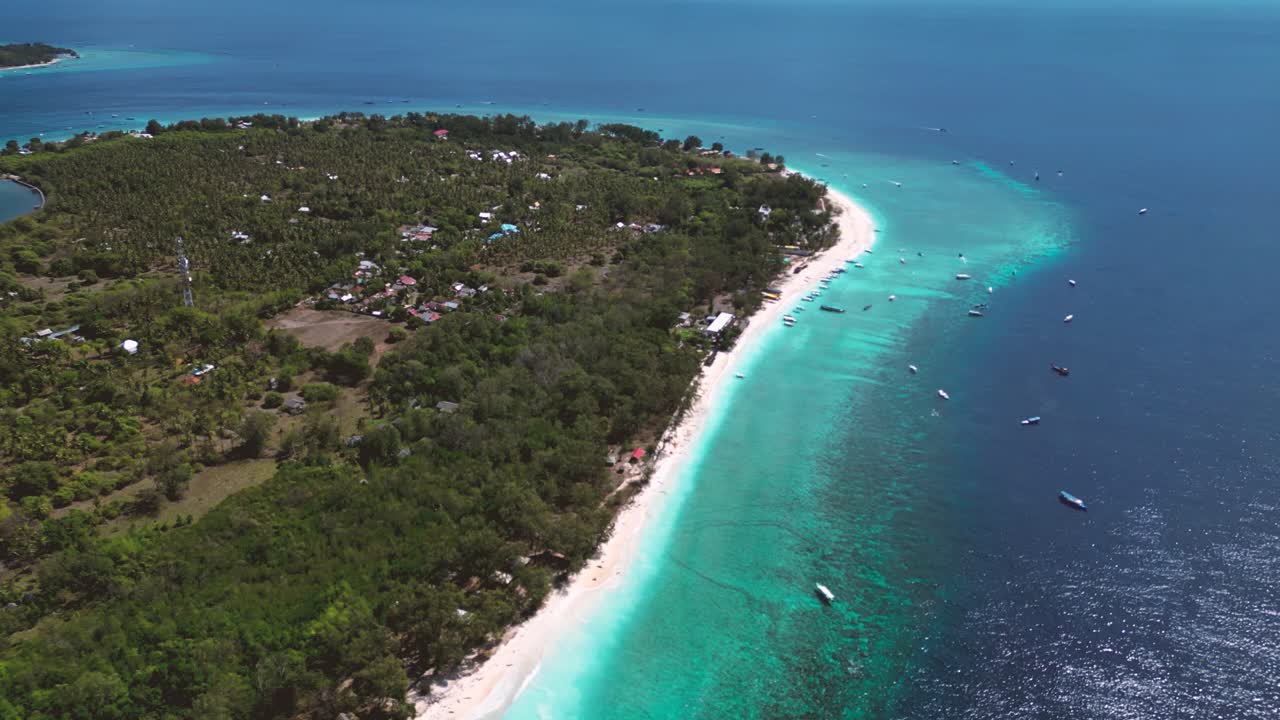 vista a vista de pájaro de la hermosa isla de gili meno, una de las muchas islas del paraíso llamado indonesia