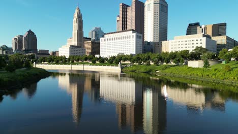 Panorámica-Aérea-Soleada-Lenta-Desde-El-Río-Hasta-Los-Edificios---Columbus,-Ohio