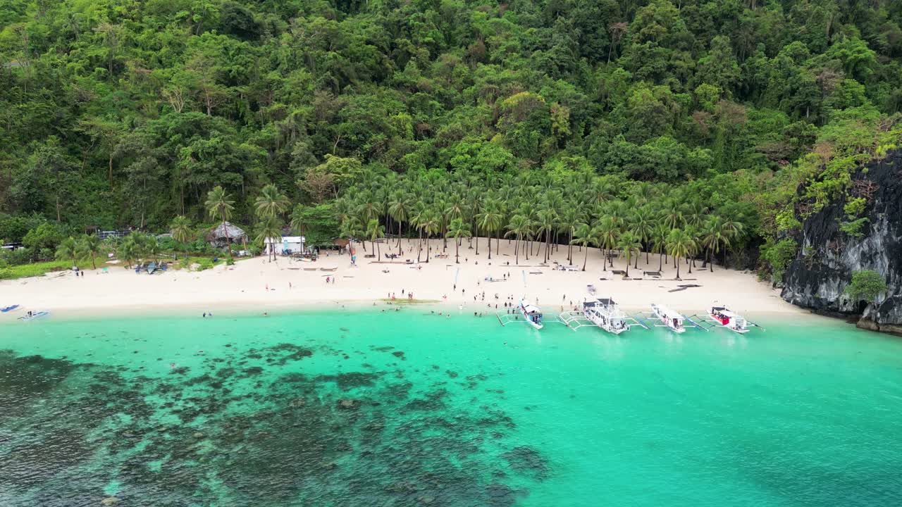가족 들 이 해변 에서 스노클링 과 수영 을 즐기는 즐거운 날, 엘 니도 팔라완