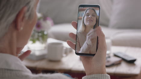 Mujer-Madura-Teniendo-Video-Chat-Usando-Un-Teléfono-Inteligente-Conversando-Con-Su-Hija-En-La-Pantalla-Del-Teléfono-Móvil-Sonriendo-Disfrutando-De-Una-Conversación-Compartiendo-Estilo-De-Vida-Con-La-Familia-4k