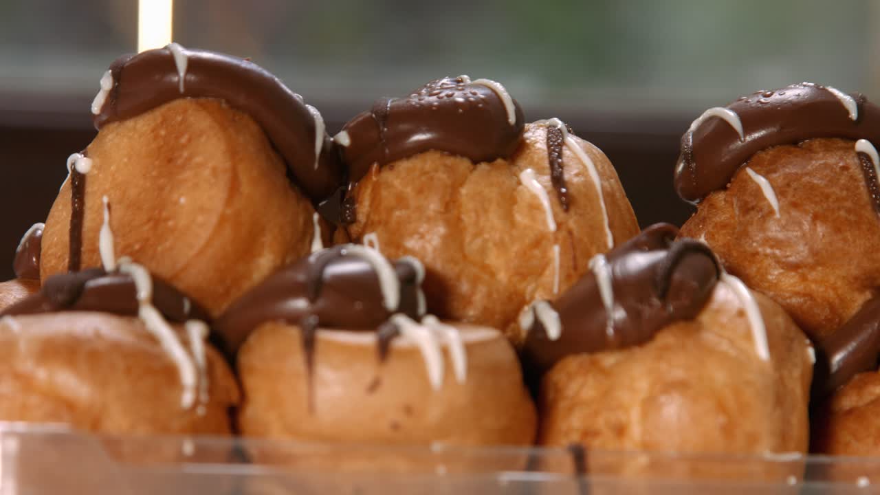 sartén lenta de profiteroles pastelería choux francesa relleno de crema batida y parte superior de chocolate