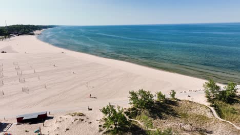 Postes-De-La-Cancha-De-Voleibol-Sentados-En-La-Arena-En-Una-Playa-Del-Lago-Michigan