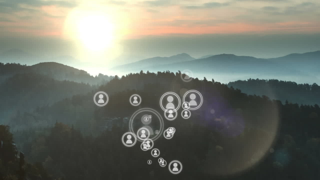animación de la multiplicación de las personas iconos que se mueven sobre el idílico paisaje montañoso brumoso al atardecer