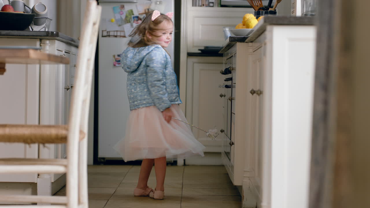 hermosa niña bailando con un vestido bonito mostrando un lindo disfraz de hada divirtiéndose en casa jugando a un juego de simulación disfrutando de la imaginación infantil