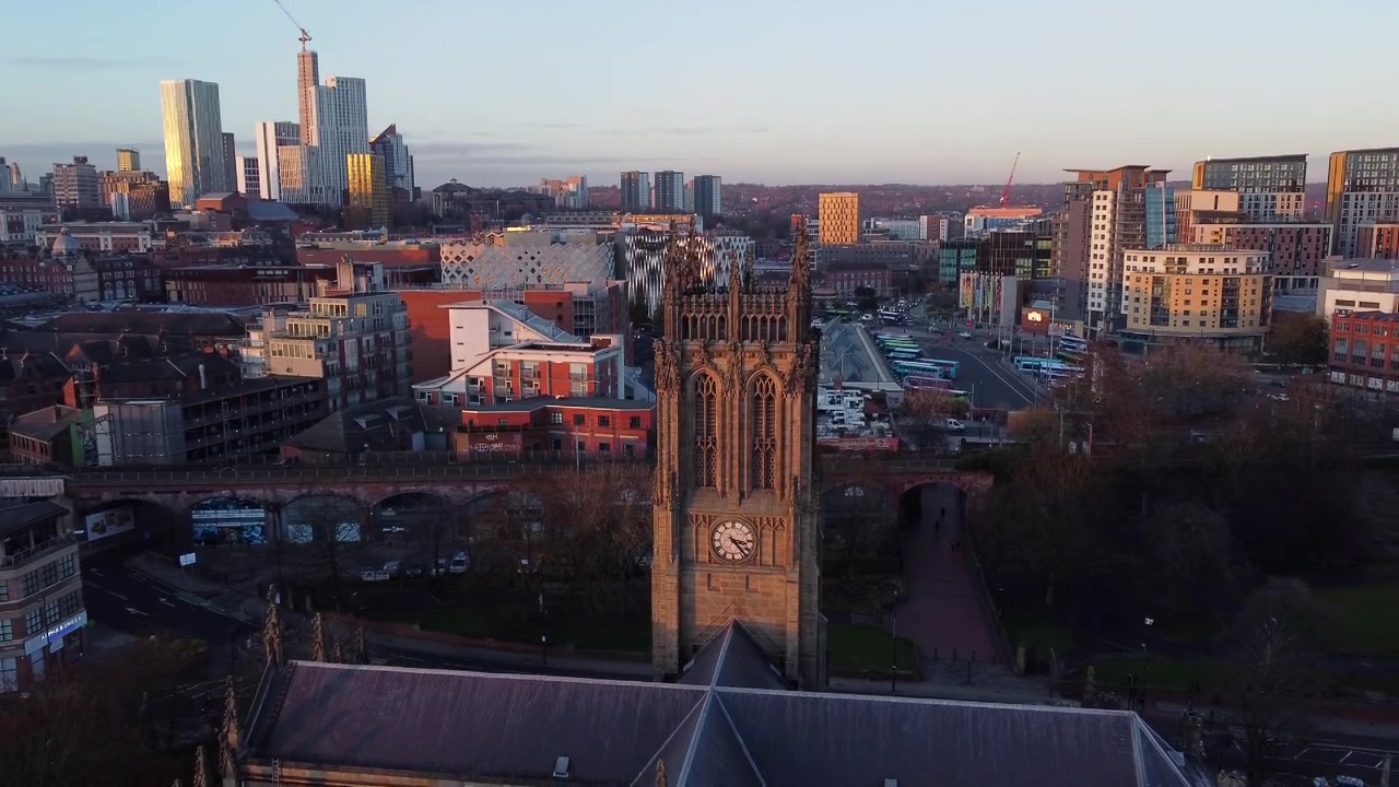 Leeds Minster Kirche Glockenturm Stadtpanorama Hintergrund Sonnenuntergang Luftaufnahme.
