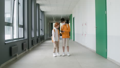 pupils  walking through the corridor.