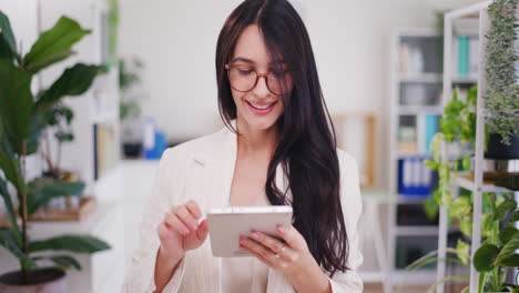 mujer de negocios trabajando en una tableta digital navegando por las redes sociales y analizando el informe financiero de la compañía